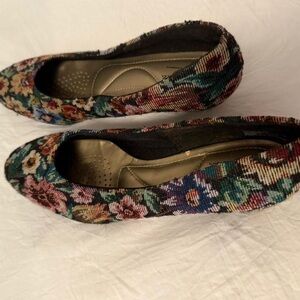 Floral Stitched Vintage Kitten Heels by Soft Style Size 8